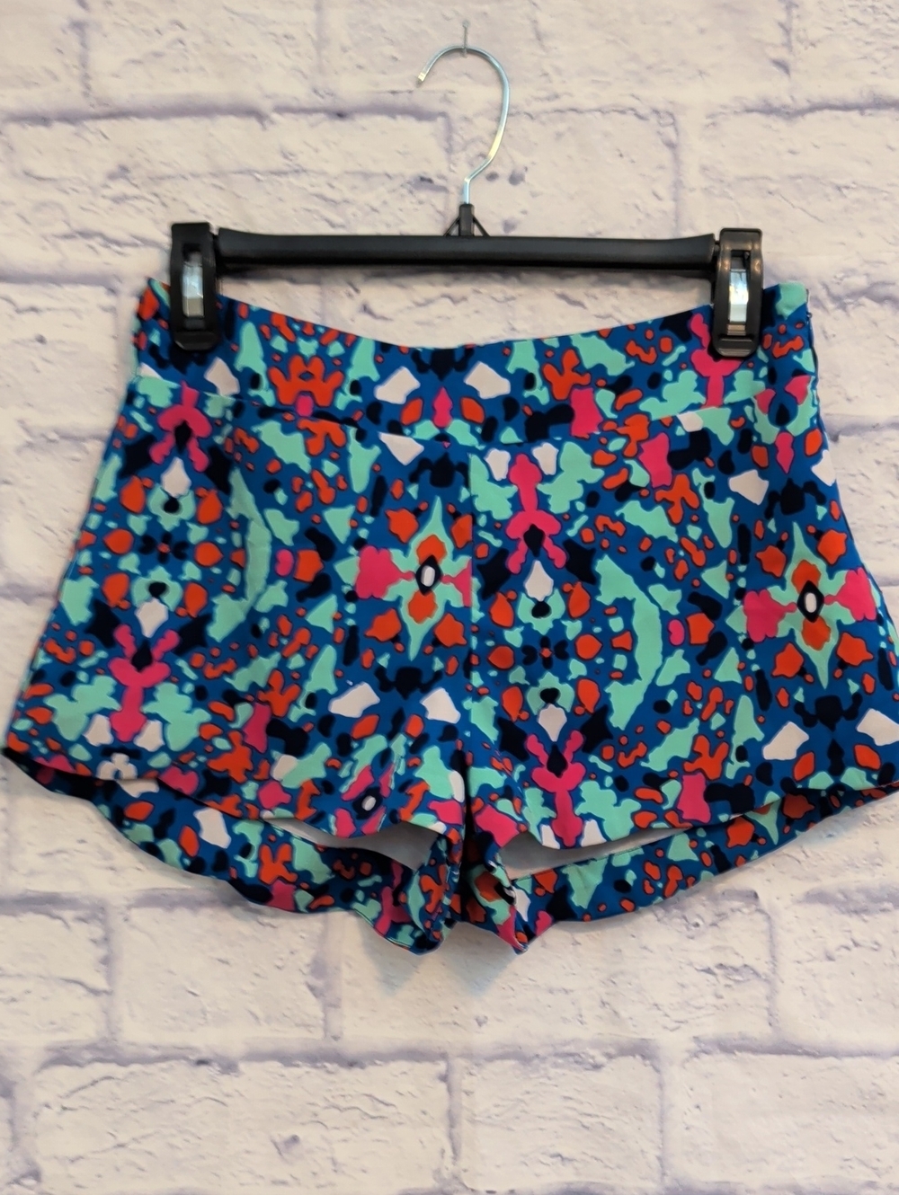 Energie Multicolor Abstract Print Shorts w/ Scalloped Hem - Size Small